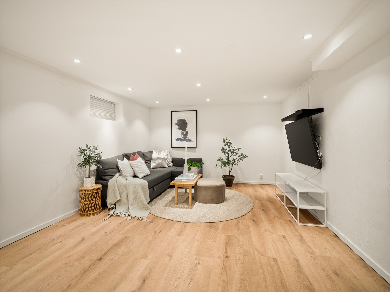 I kjeller er rommet Stue med gulvvarme (varmefolie). Rommet brukes i dag som et ekstra oppholdsrom, men tilfredsstiller ikke dagens krav til rom for varig opphold på grunn av begrenset lysareal, i tillegg er det ikke søkt om bruksendring. Galleribilde