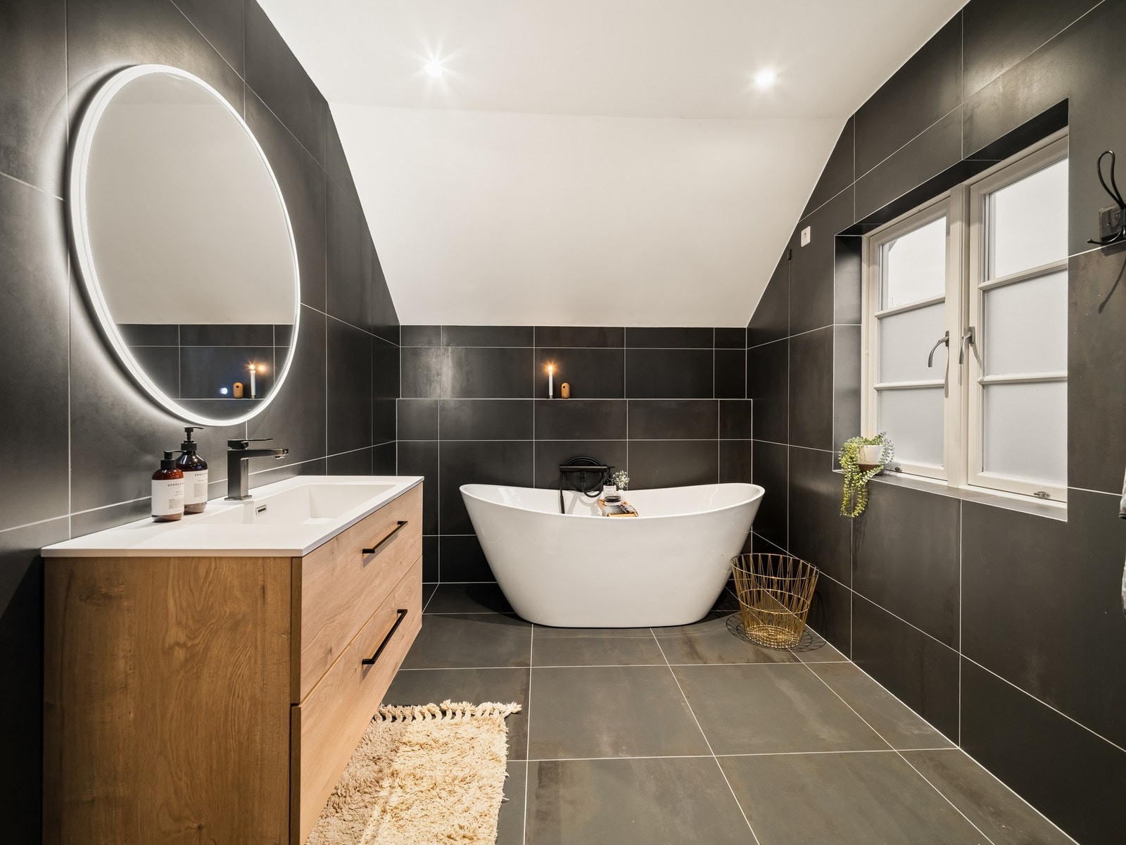 Et rom som inviterer til både raske morgenrutiner og små hverdags-spa når barna er i seng. Galleribilde