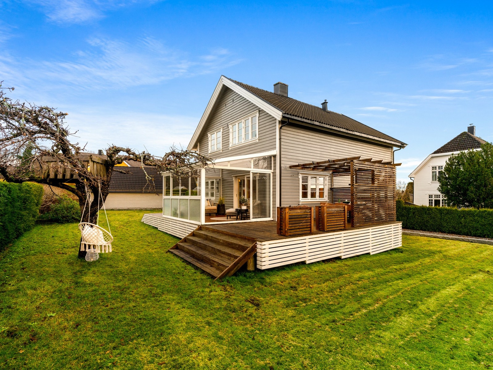 Dette er et hjem som passer deg som ønsker mer enn bare et hus; du vil ha et sted hvor barna kan løpe ut barfot på gresset, hvor venner og naboer samles på terrassen til sommerkvelder, og hvor hverdagen flyter godt takket være praktiske løsninger, god lag Galleribilde