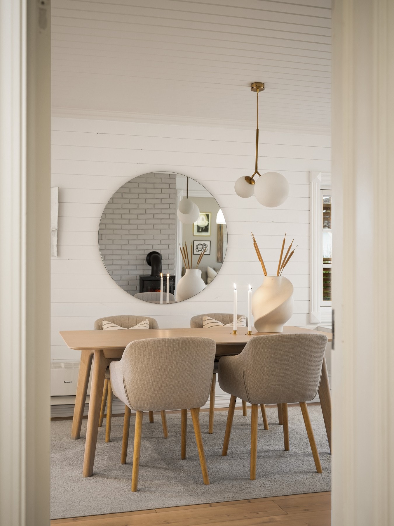 Innvendig møter du lyse, gjennomtenkte løsninger som fungerer godt i en travel hverdag. Galleribilde