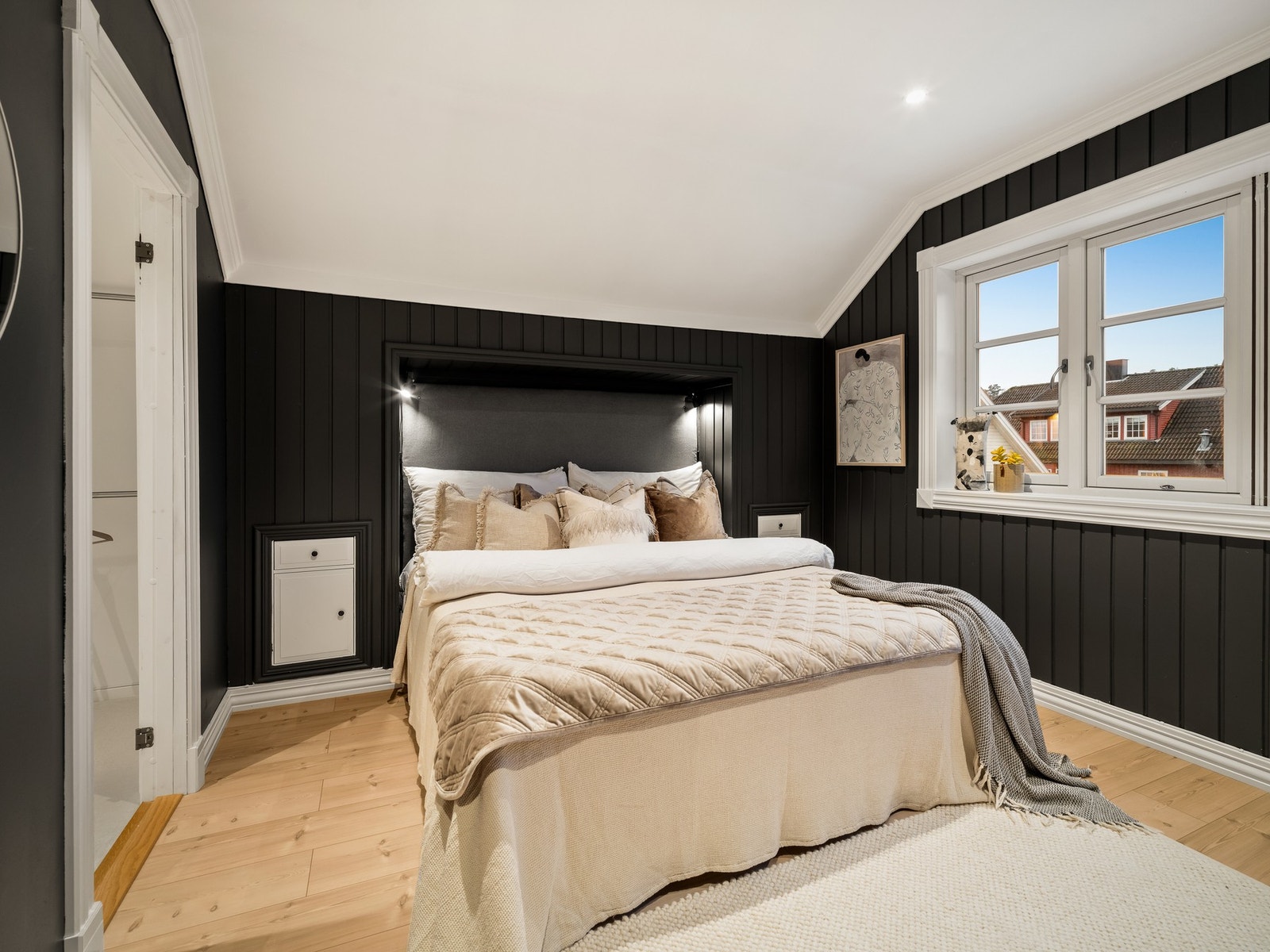 Hovedsoverommet er lunt og innbydende med plass til stor seng, kommode og ekstra møblering Galleribilde