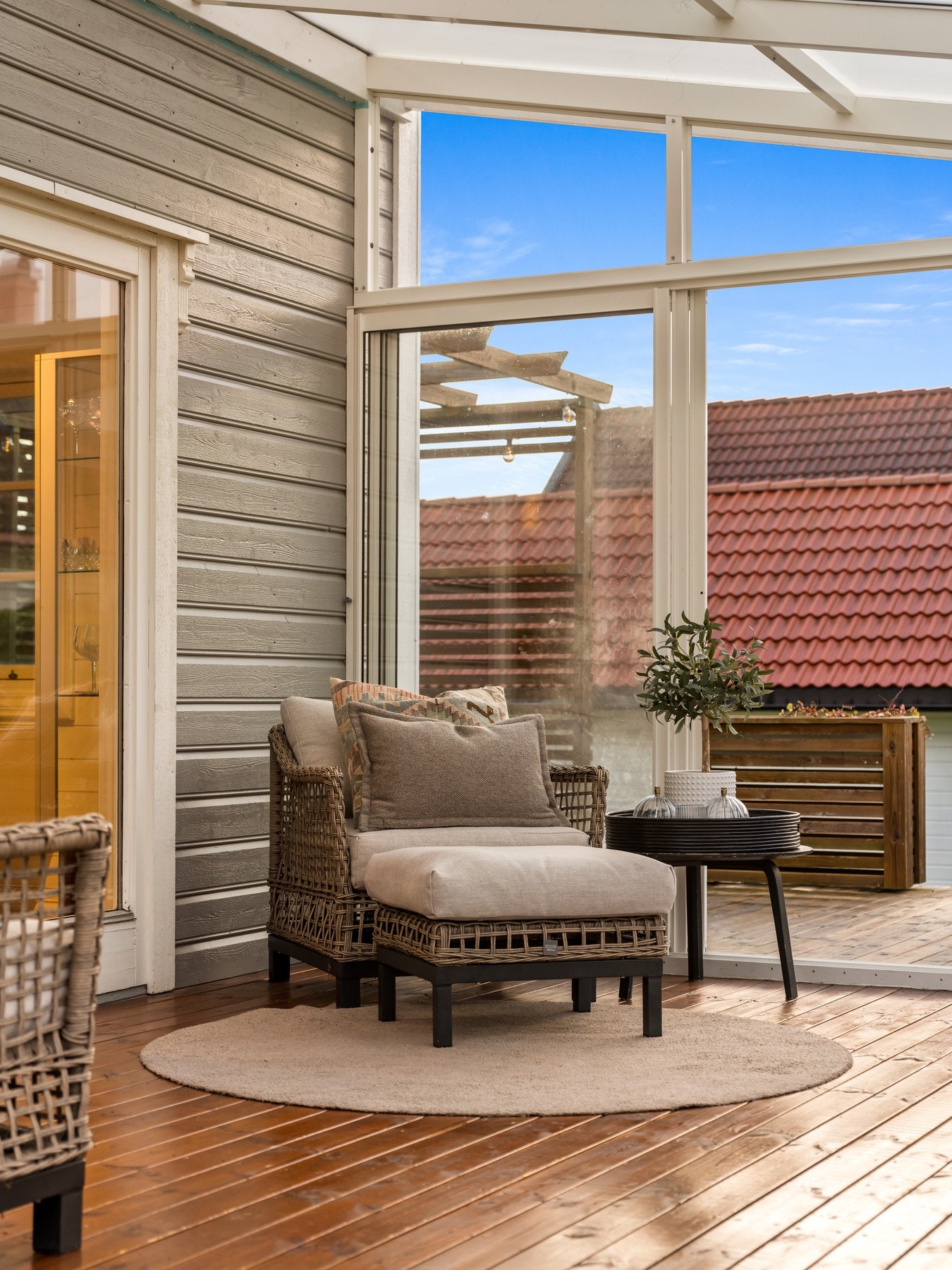 Den innglassede terrassen på ca. 14 m² forlenger utesesongen og blir et naturlig ekstra oppholdsrom store deler av året - perfekt til rolige kvelder med te og bok når vinden rusker utenfor. Galleribilde