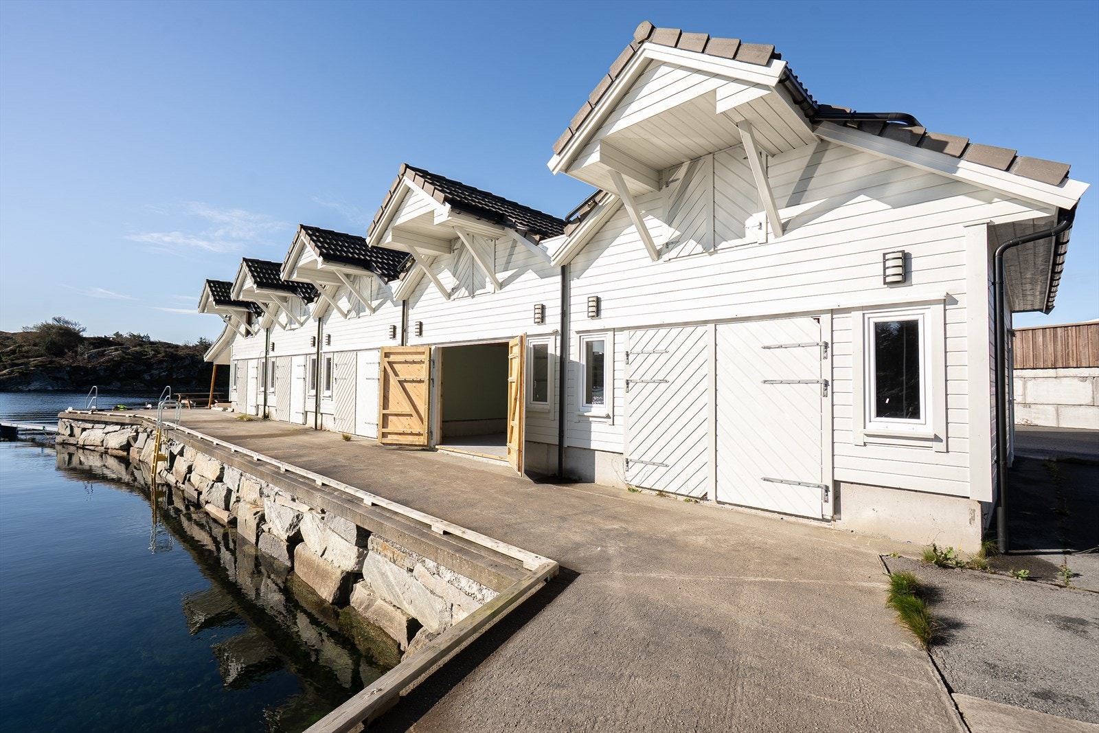 Naustene ligger i rekke og er oppført på solid underlag og har vei helt frem. Veien er stengt for uvedkommende med bom. Galleribilde