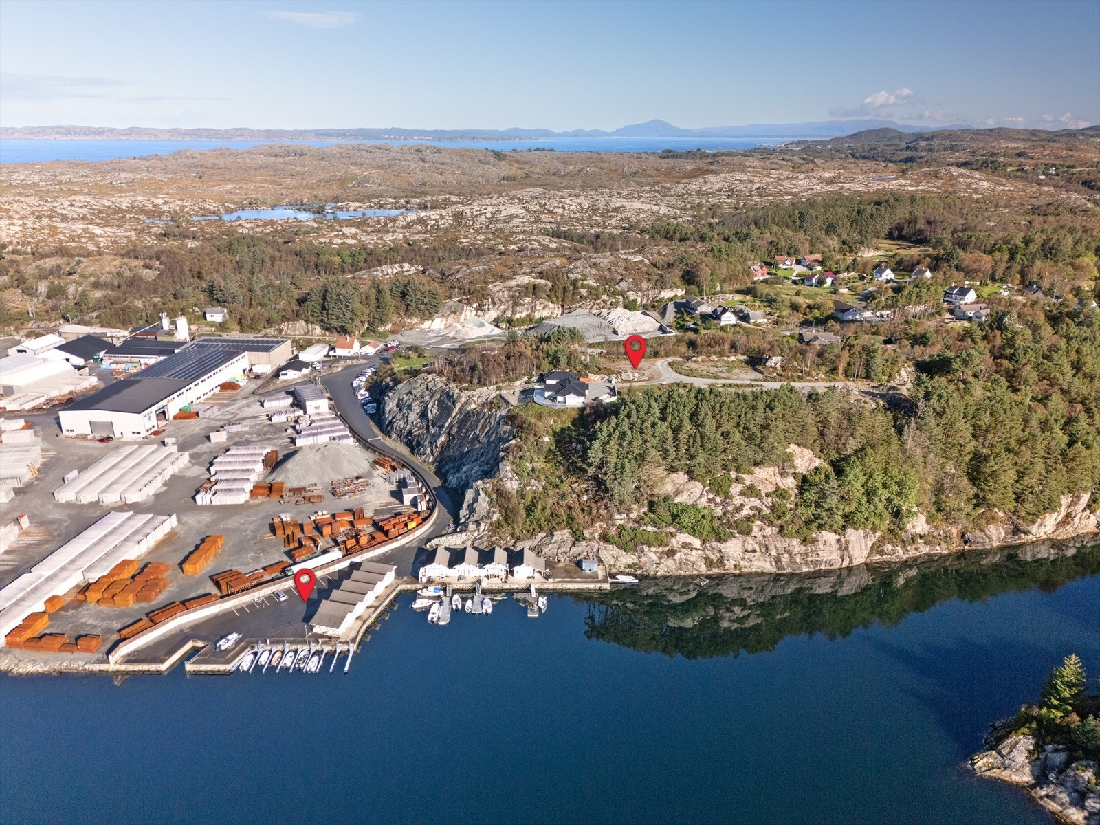 Her bor du fredelig på et høydedrag med flott utsyn mot horisont og potensial for panorama utsikt fra boligens 2. etasje. Galleribilde