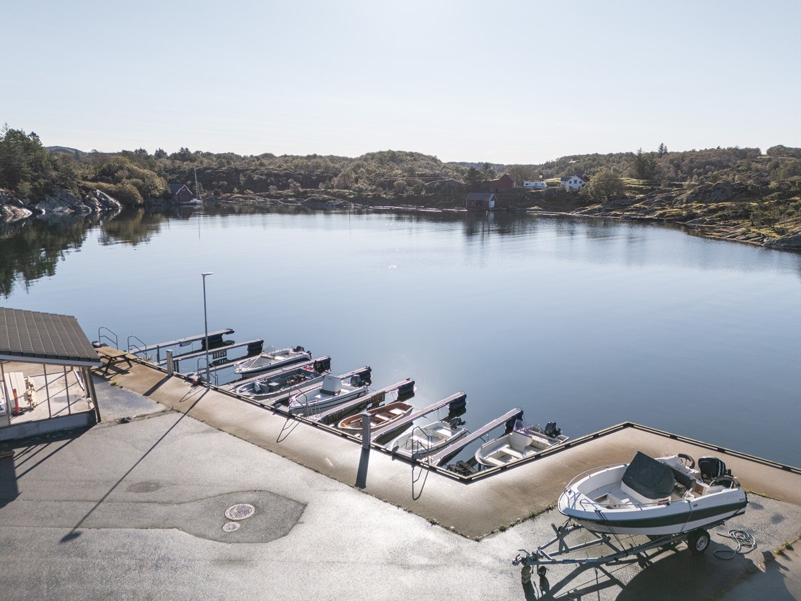 Båtplasser som følger med naustene (4 båtplasser fra venstre og innover) Galleribilde