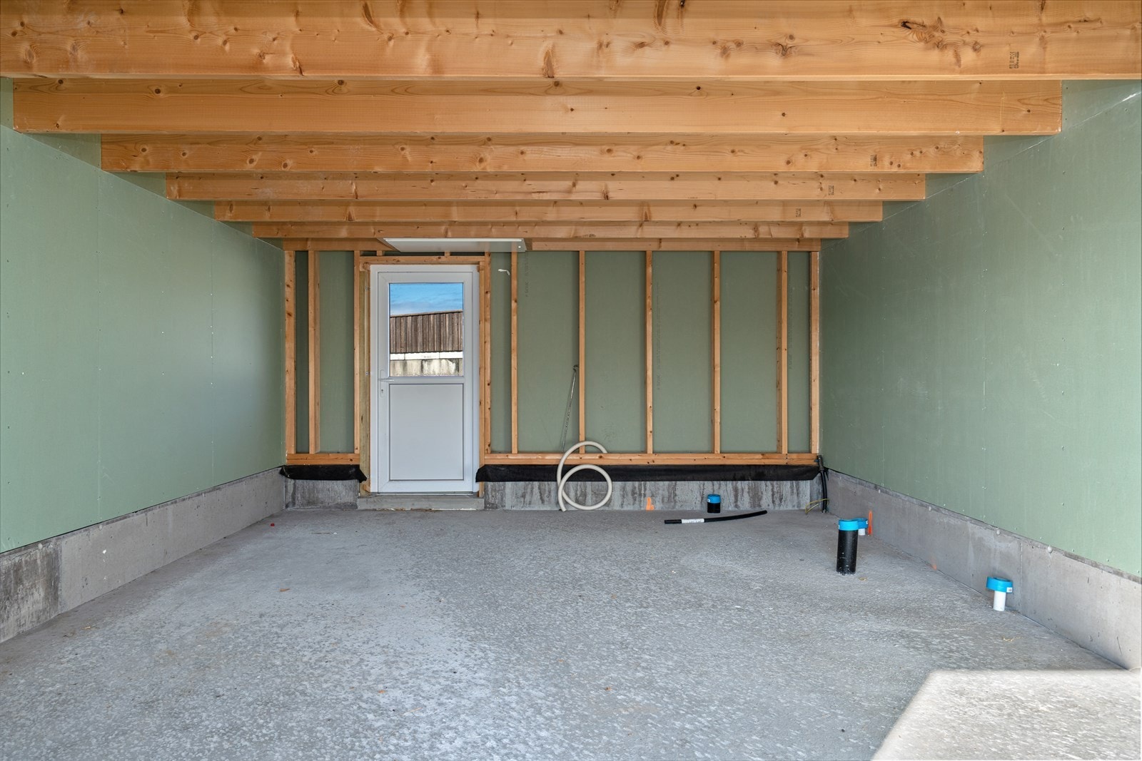 Naustene leveres som de står, uisolert og uten innredning, men fremlagt ledninger for vann, avløp samt strømskap til hvert naust. Galleribilde