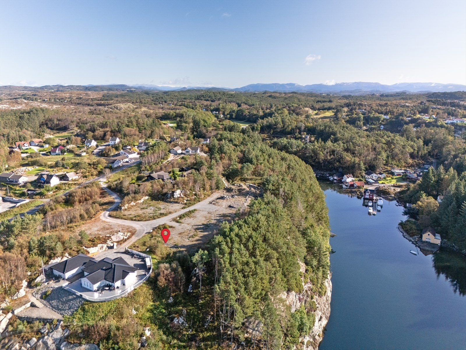 Mølstrevågvegen 96 C - Her bor du tilbaketrukket, men med enkel adkomst til både Sveio sentrum (ca. 15 min) og Haugesund (ca. 20 min) Galleribilde