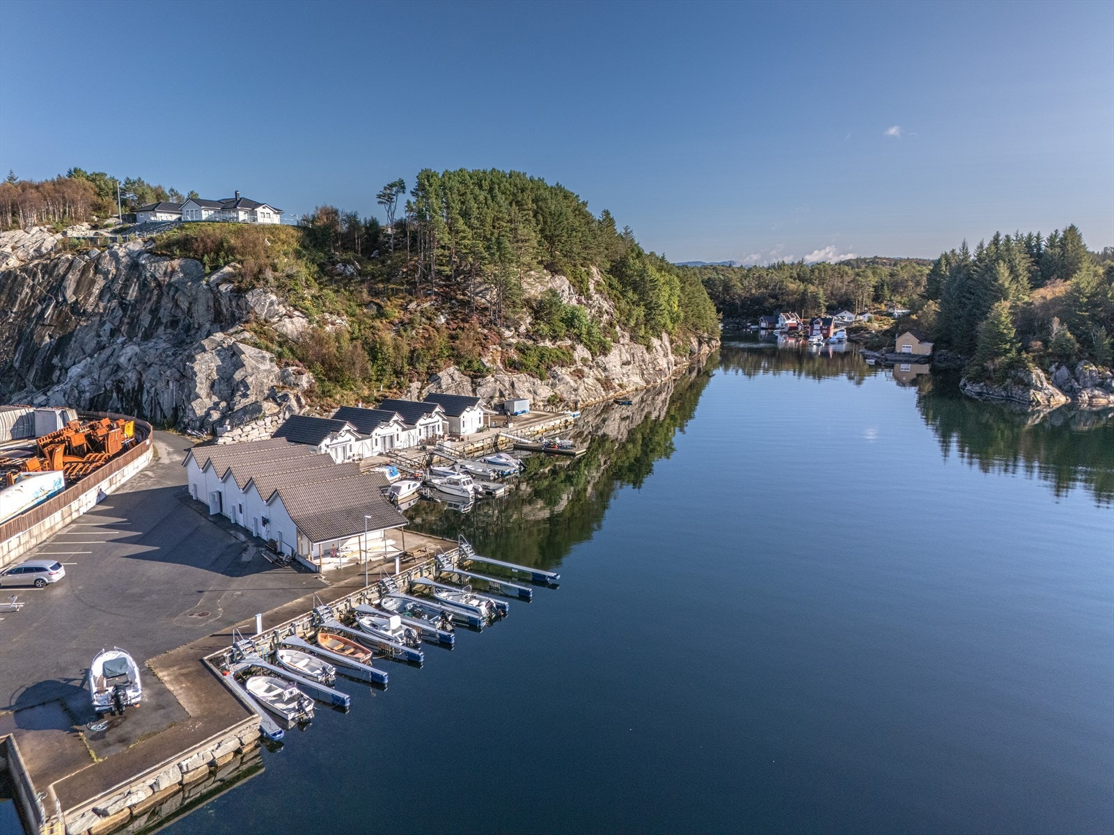 Et sjeldent tilbud for deg som vil bygge landlig og fritt, og samtidig sikre deg tilgang til sjø og båtplass Galleribilde