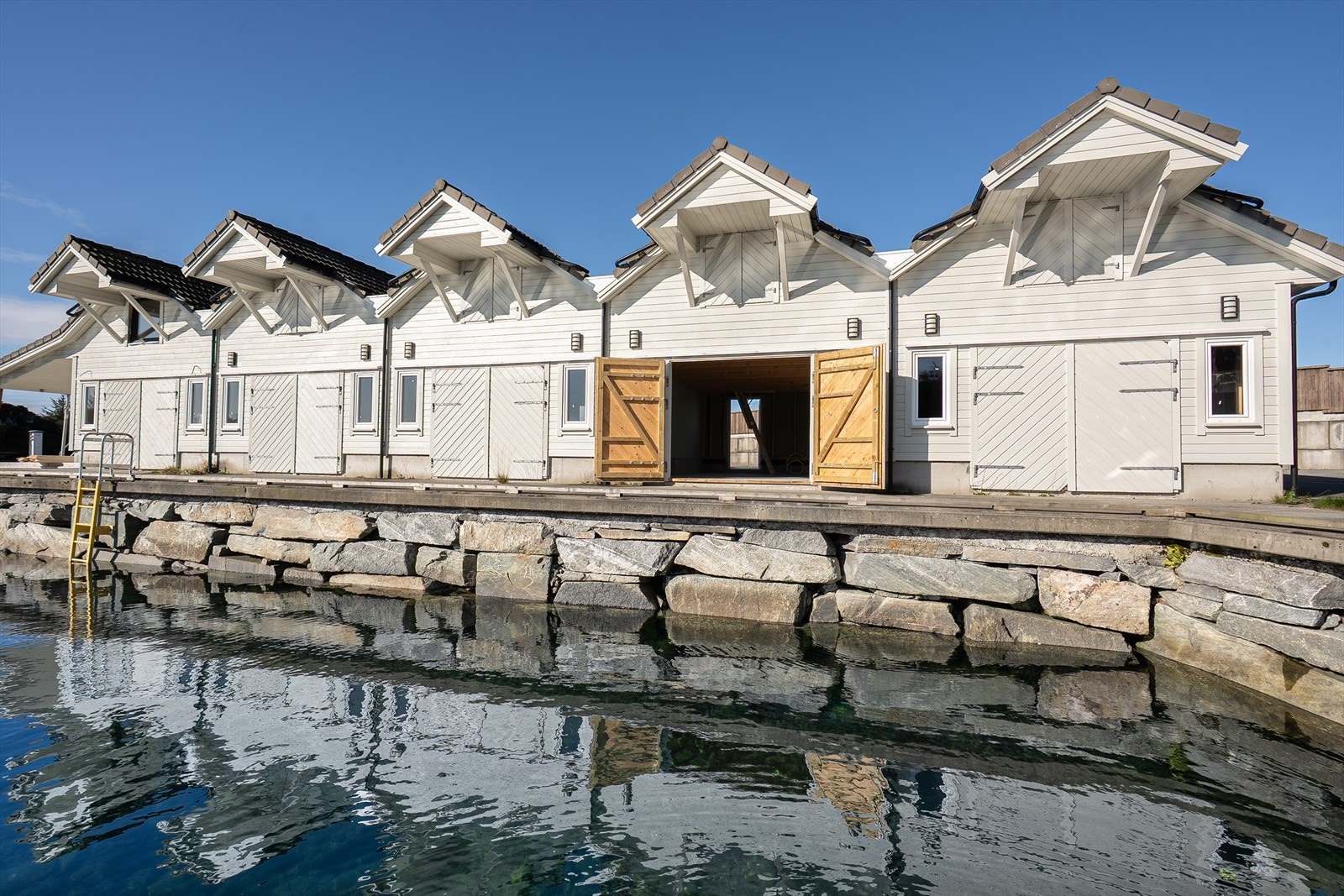 For den som ønsker båtliv, følger en unik opsjon på kjøp av nytt naust med solid kai og båtplass like nedenfor (Fire naust fra høyre i bilde) Galleribilde