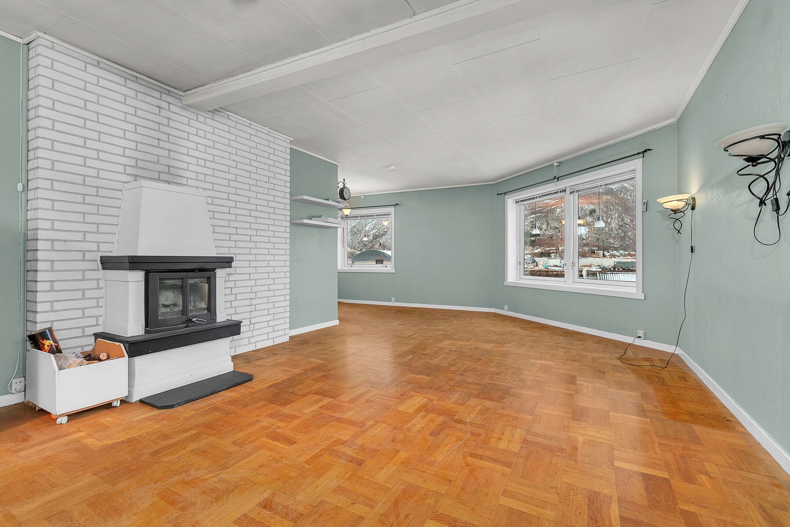 Parkett på gulv og vedovn Galleribilde