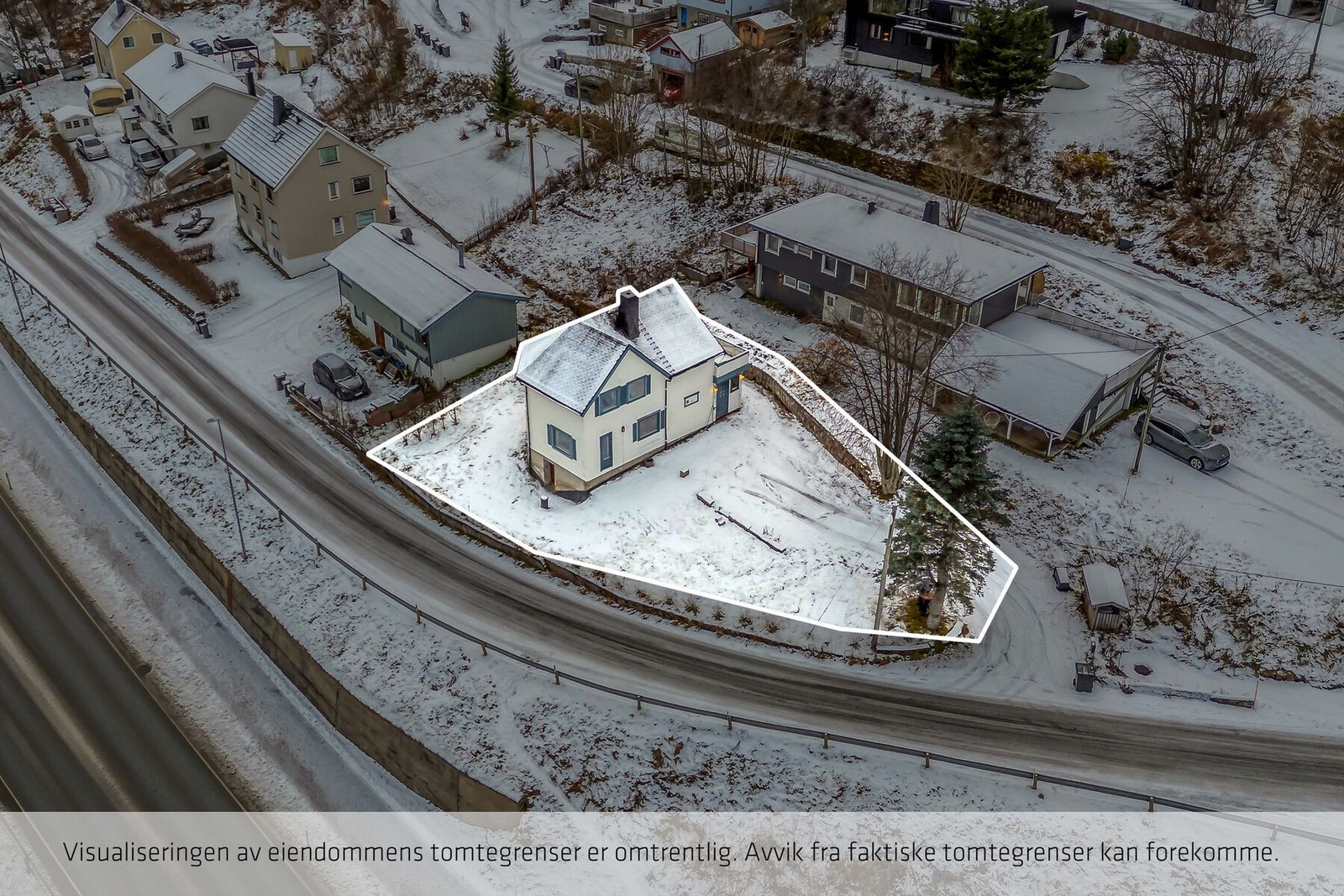 Eiendommen har relativt flat tomt og gode parkeringsmuligheter Galleribilde