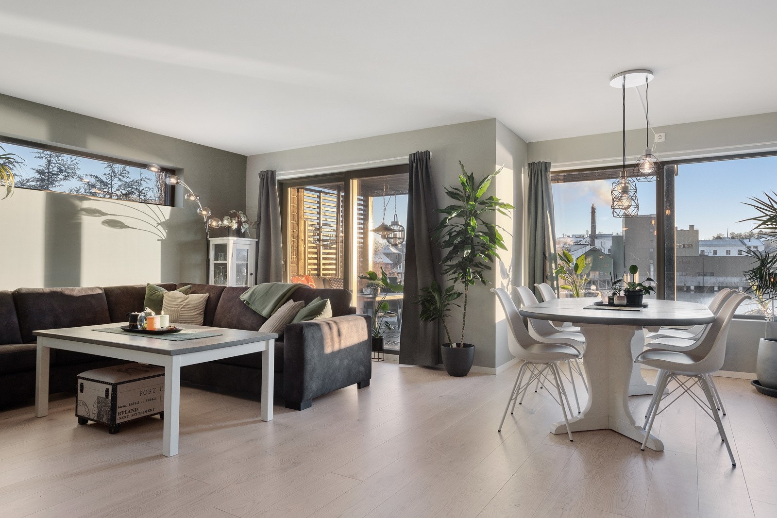 En lekker, tiltalende og gjennomført endeleilighet med markterrasse mot sundet. Galleribilde