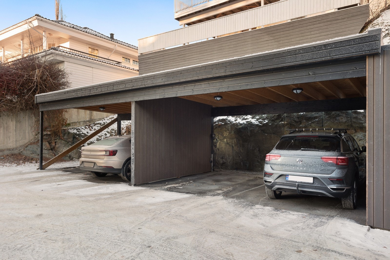 Carport med privat elbillader. Galleribilde