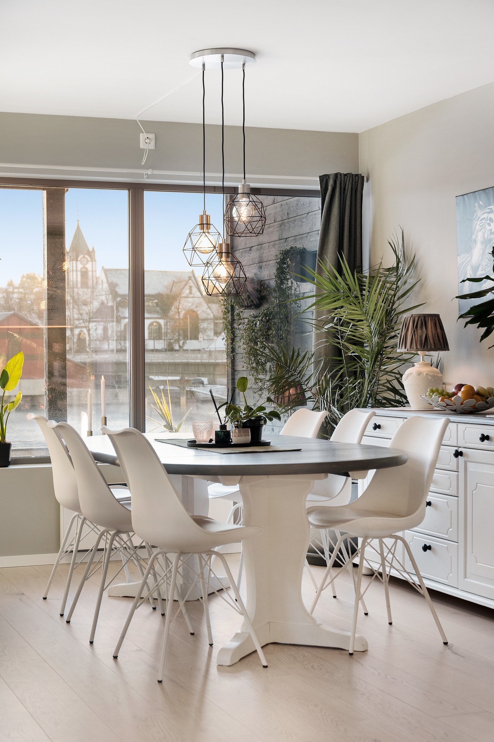 Rommet har en åpen planløsning med naturlige soner for stue- og spisemøbler. Galleribilde