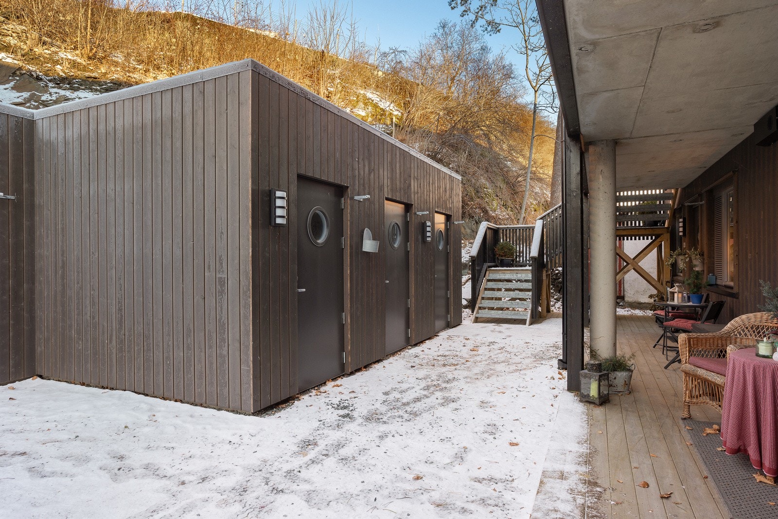 Utvendig bod med lys og strøm rett overfor inngangsparti. Ca 5 m². Galleribilde