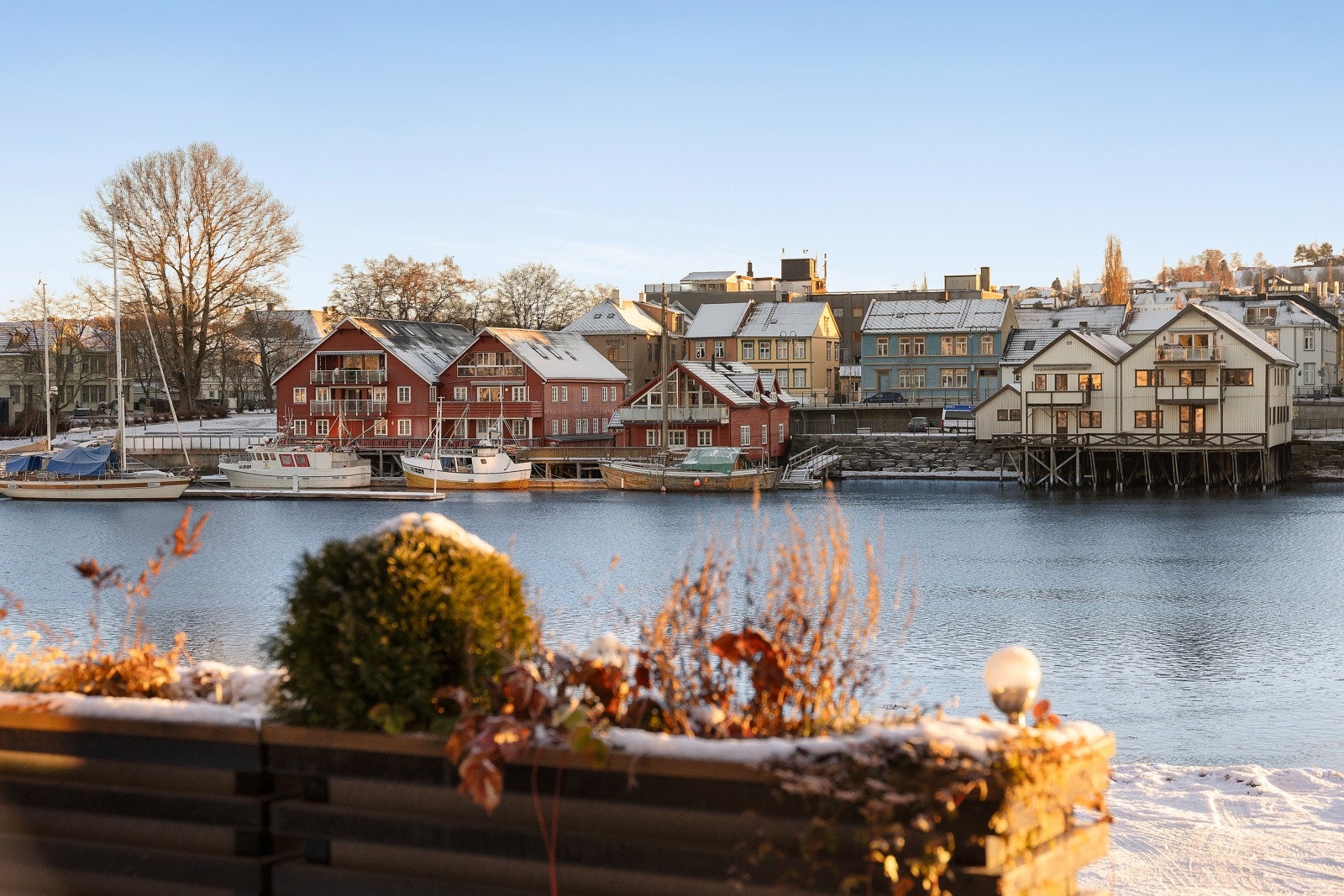 3-roms leilighet i 1. etg i nyere bygg fra 2020. 2 min fra sentrum og nydelig utsikt mot sundet. Galleribilde