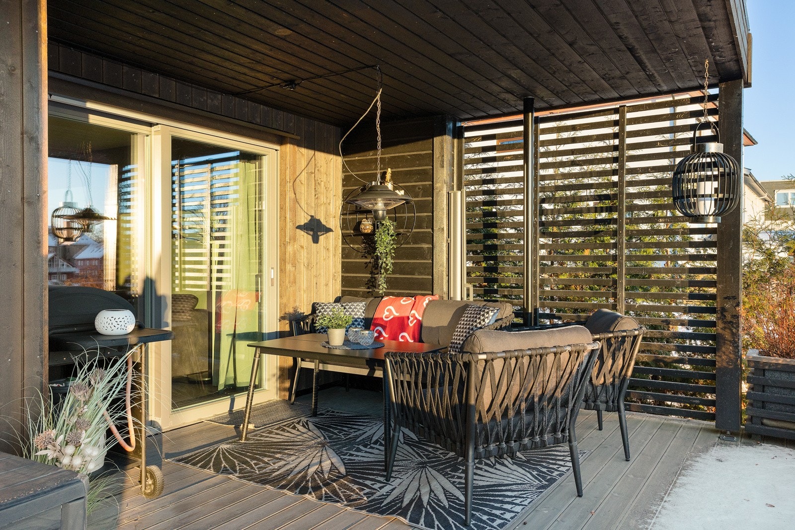 Marketerrasse i leilighetens bredde med delvis takoverbygg. Galleribilde