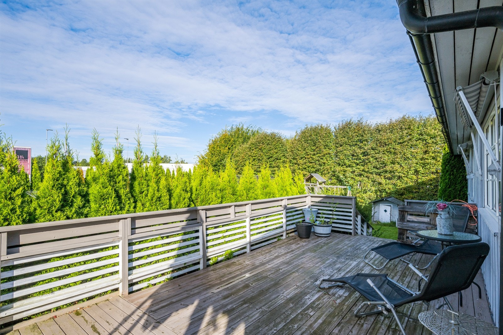 Herfra har man direkte tilgang til den flate og fine tomten Galleribilde