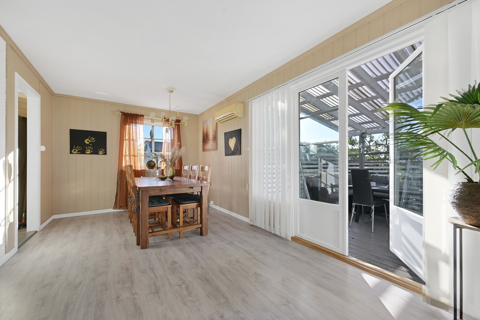 Fra stuen er det utgang til den delvise overbygde verandaen Galleribilde