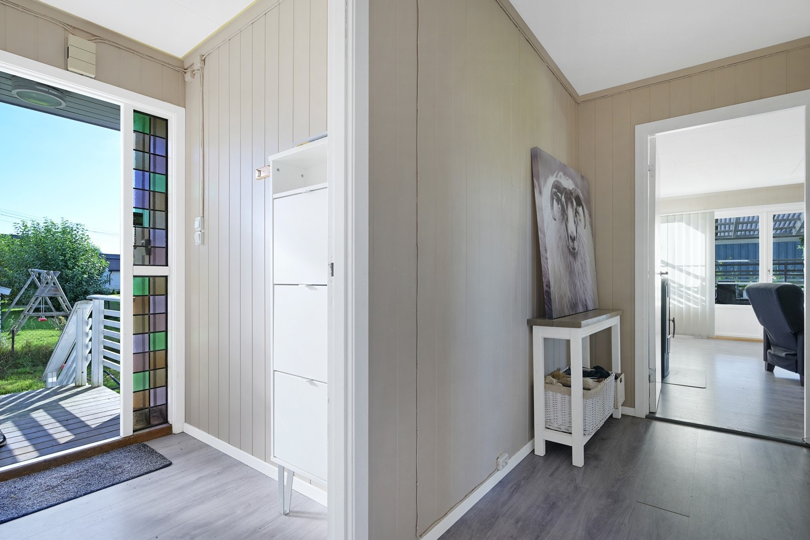 Romslig gang med god plass Galleribilde