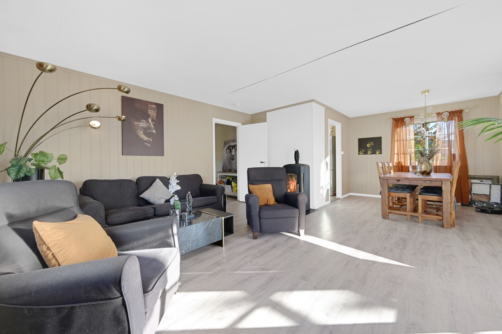 Stor stue med plass til både et stort spisebord og en hyggelig sofakrok Galleribilde