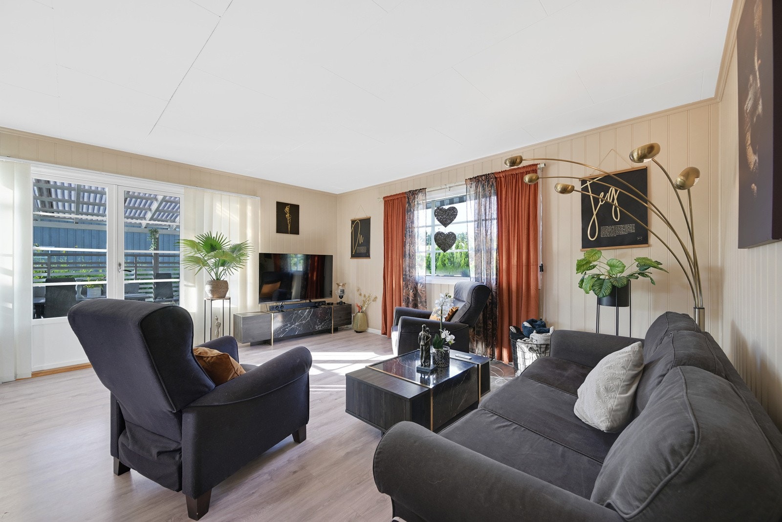 Det er lagt ny laminat i nesten hele 1. etasje Galleribilde