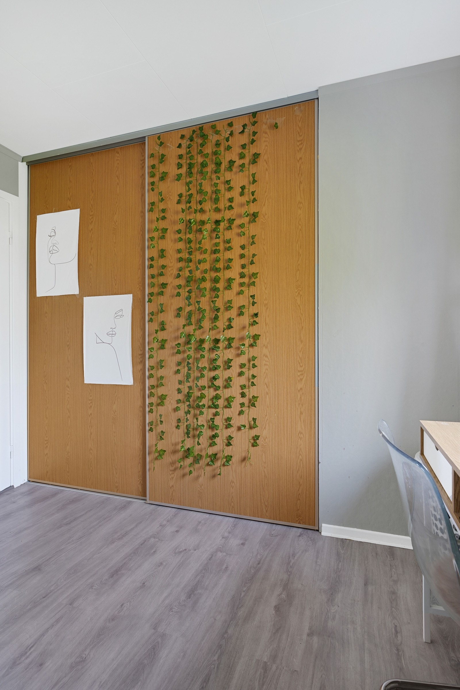 Stort garderobeskap på hovedsoverommet Galleribilde