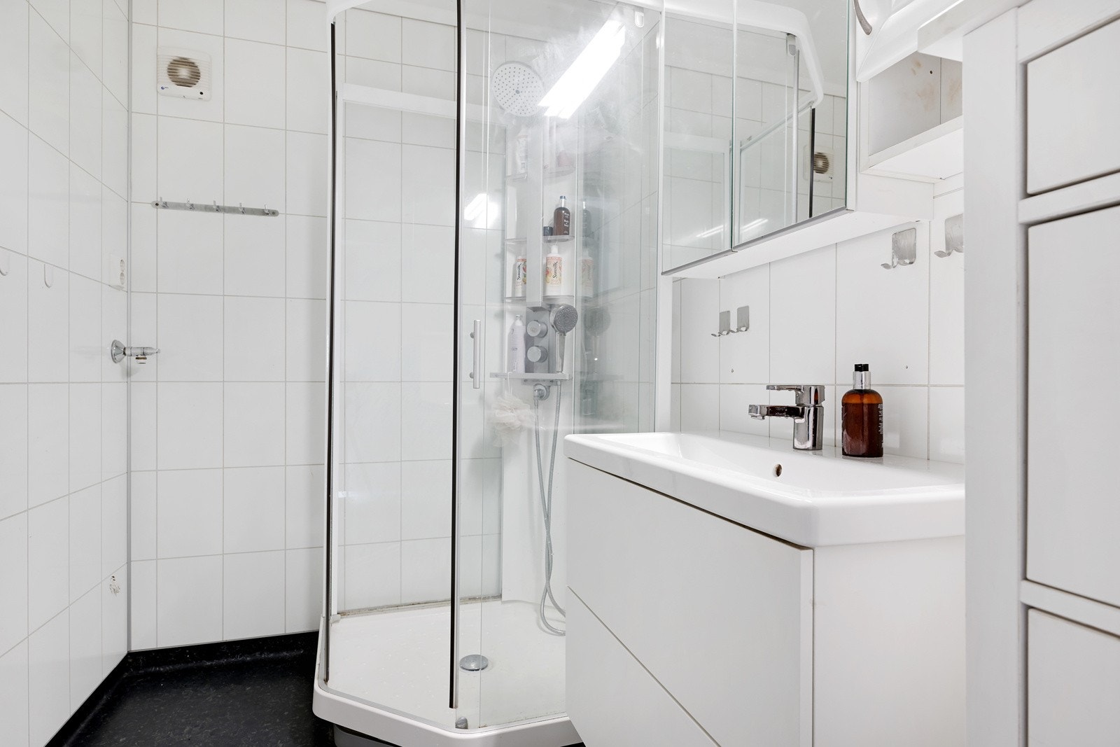 Pent bad med dusjkabinett, toalett og servant Galleribilde