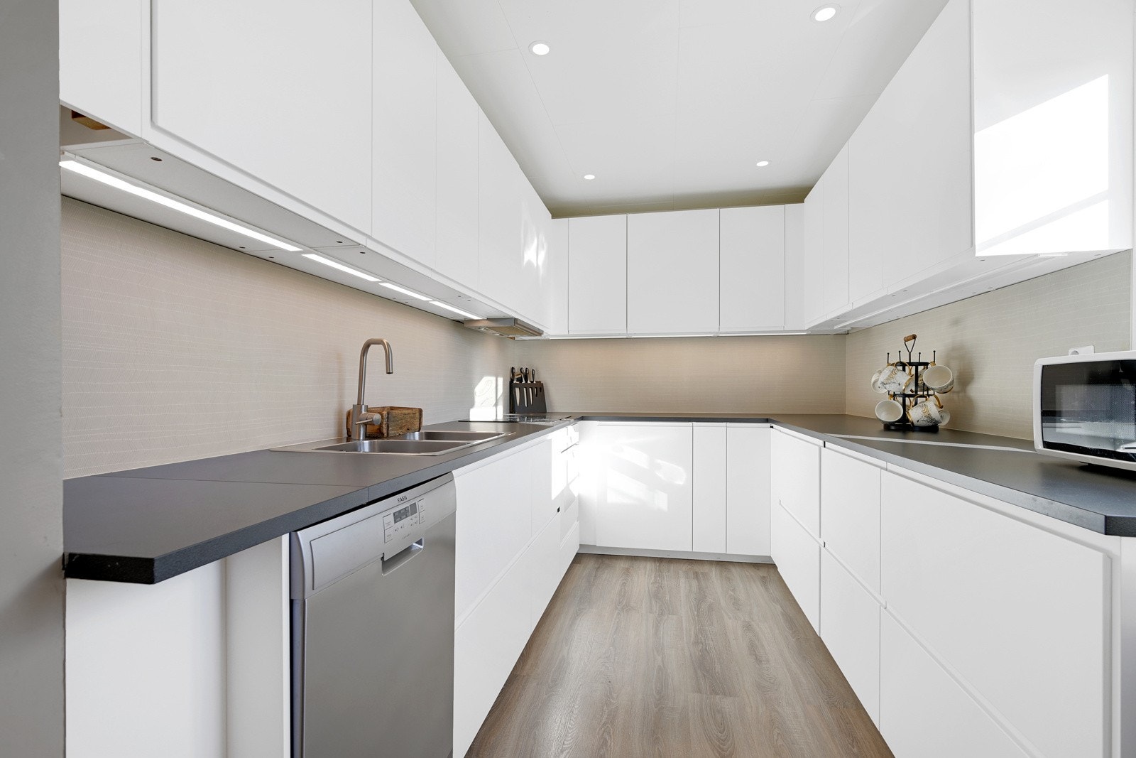 Mye skap og benkeplass samt spotter i taket Galleribilde