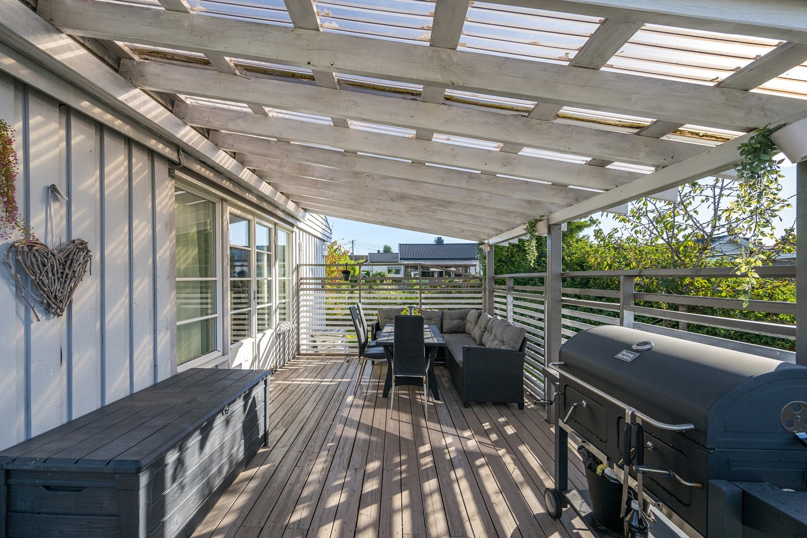 Fra stuen er det utgang til denne delvis overbygde verandaen Galleribilde