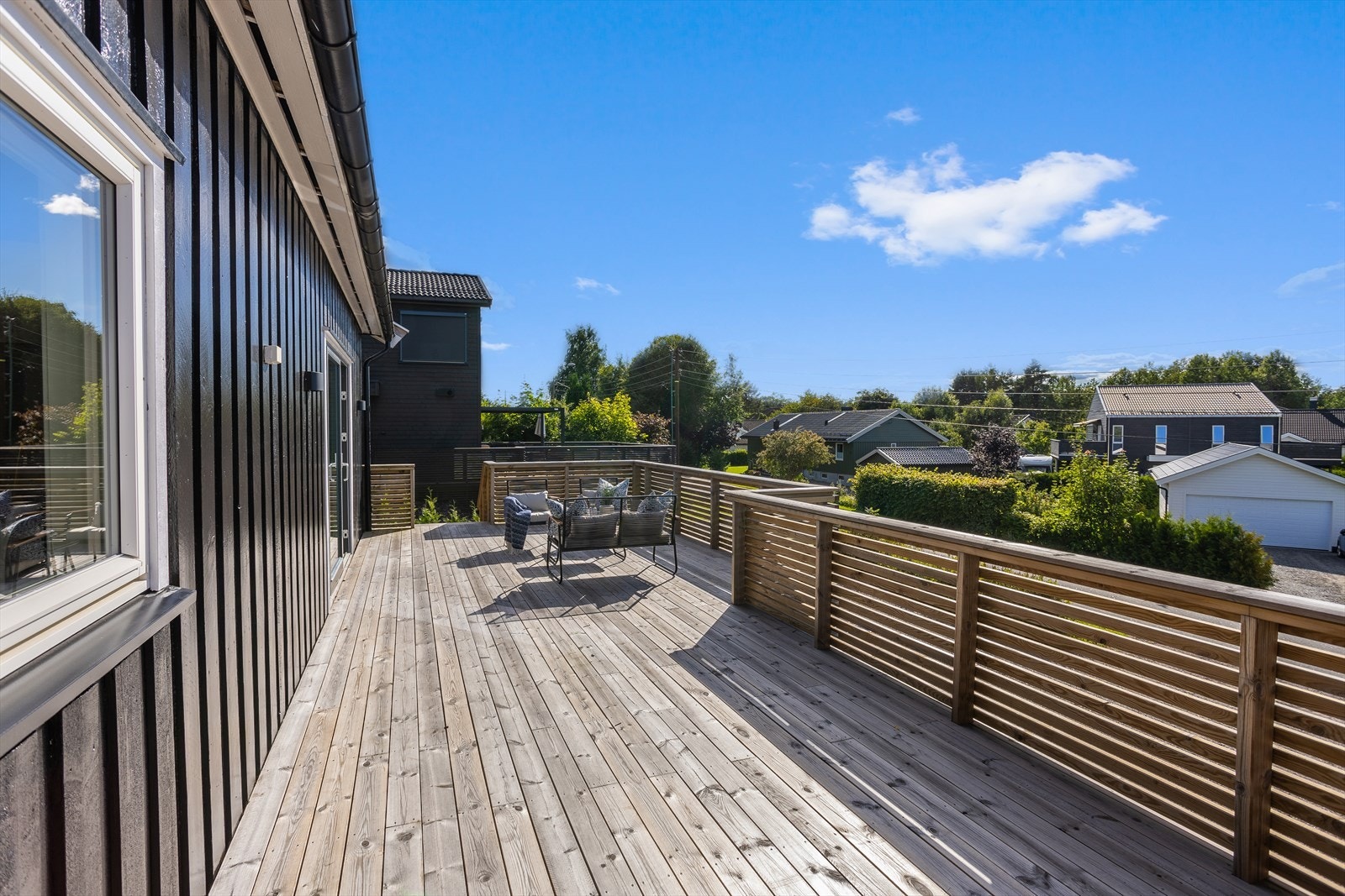 Terrassen ble bygget i 2022, men underliggende betonggulv/taktekking er av eldre dato. Galleribilde