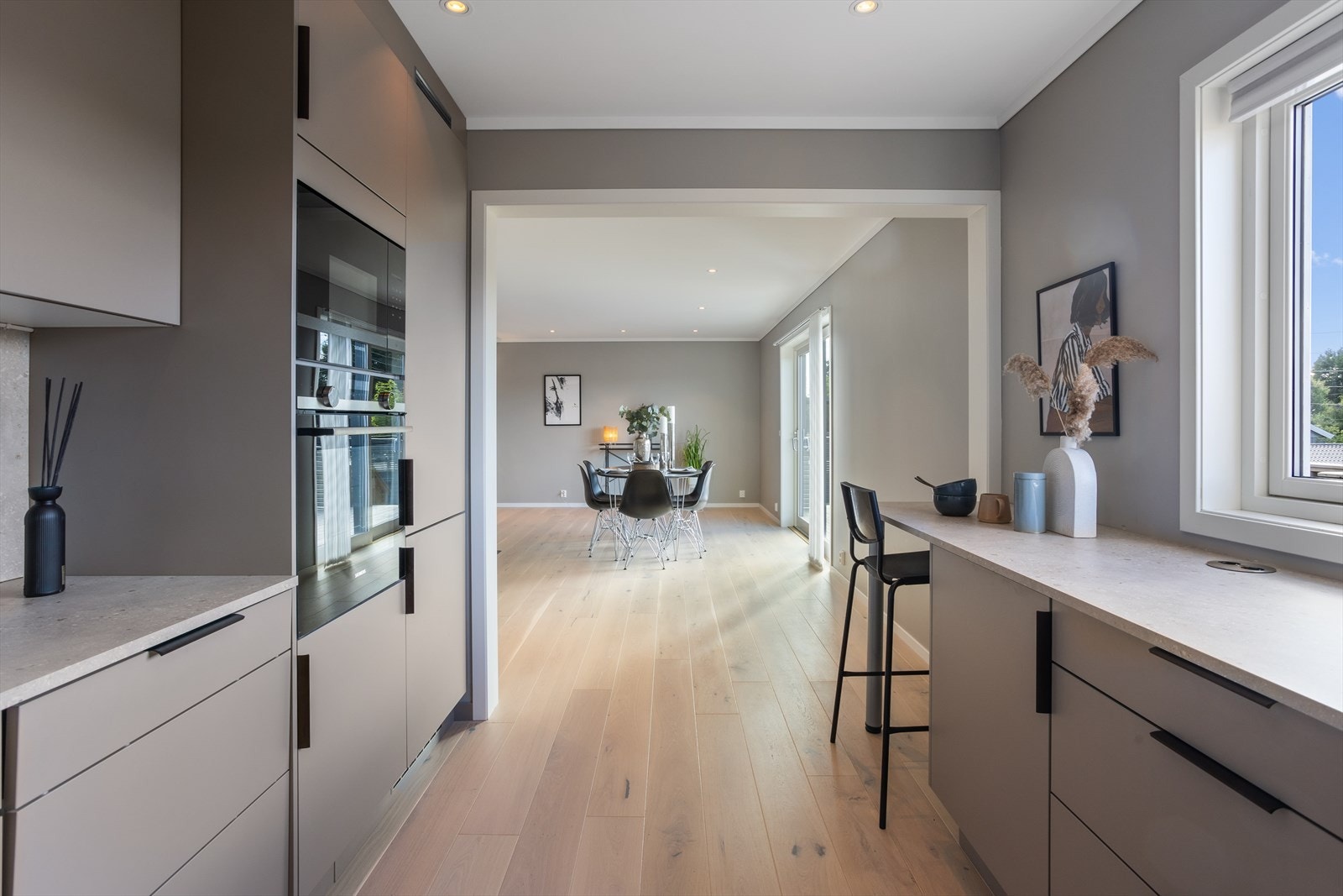 Innredningen er ny fra 2022. Kjøkkenet ligger sentralt i boligens hovedetasje, flott plassert ut for hjemmets naturlige plassering av spisestue. Galleribilde