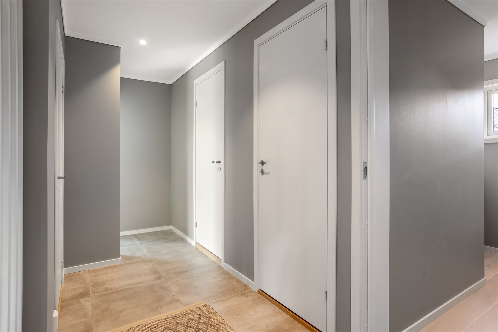 De store, nylagte og moderne flisene sørger for et slitesterkt og tidsriktig gulv. Galleribilde