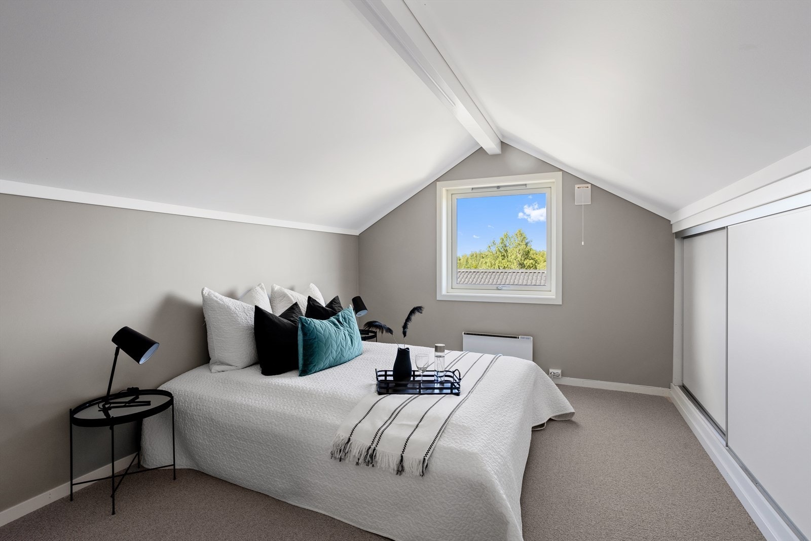 Begge soverommene har langsgående skyvedørsgarderobe mot knevegg som gir god klesoppbevaringsplass. Galleribilde