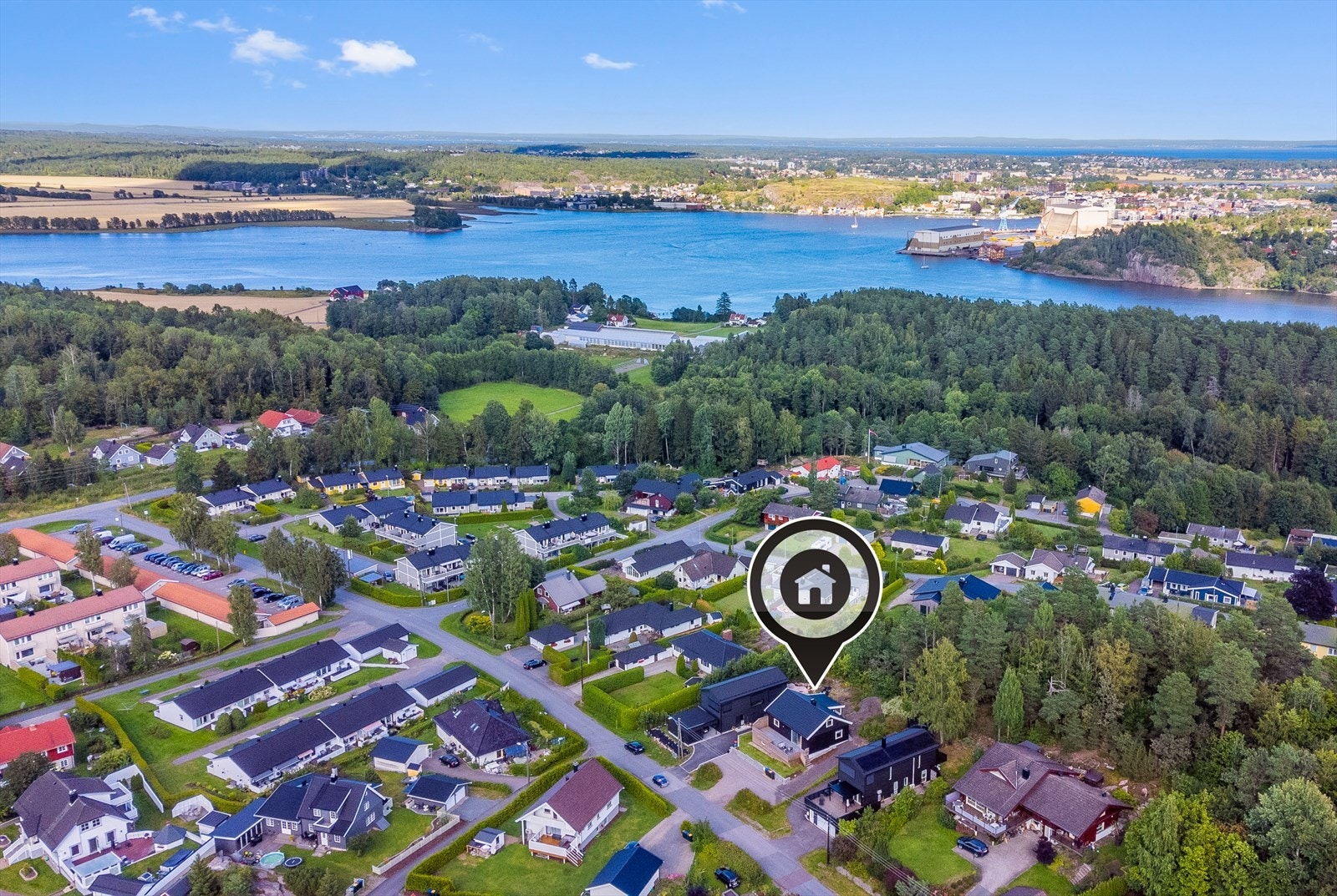 Velkommen til Liaveien 12b og denne omfattende oppussede eneboligen sentralt, solrikt og fredelig beliggende på attraktive Vear. Galleribilde