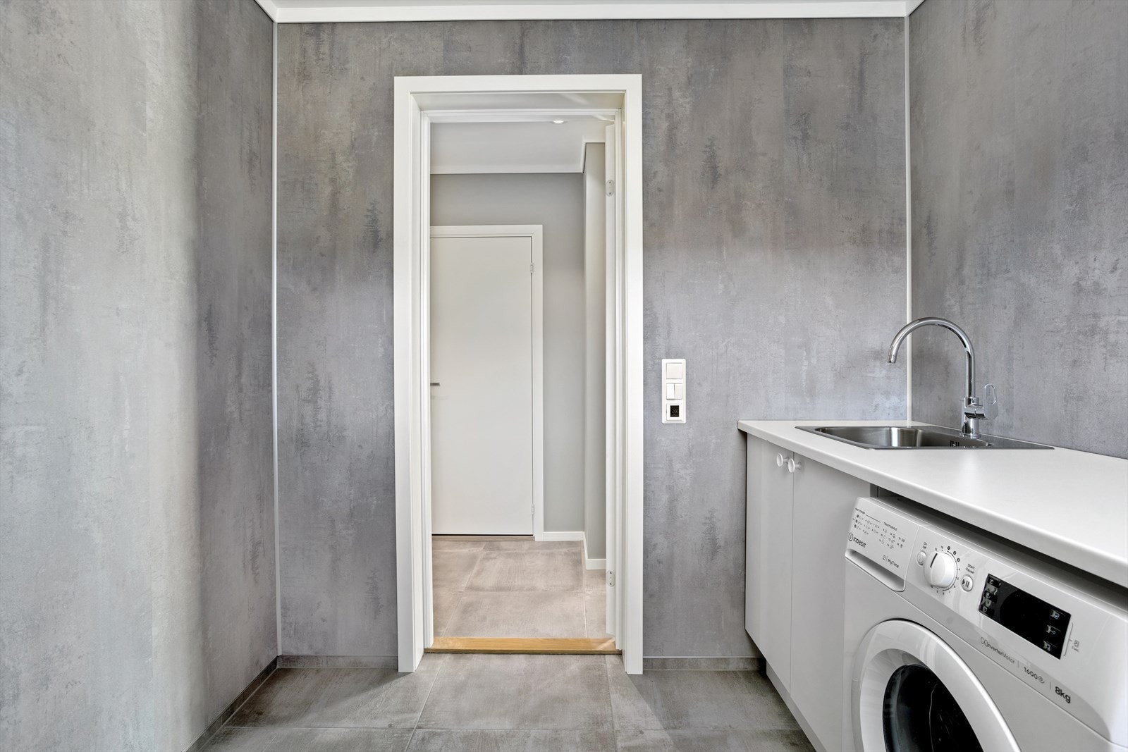 Både gulvflisene og varmekablene er nylagt i 2022. Galleribilde