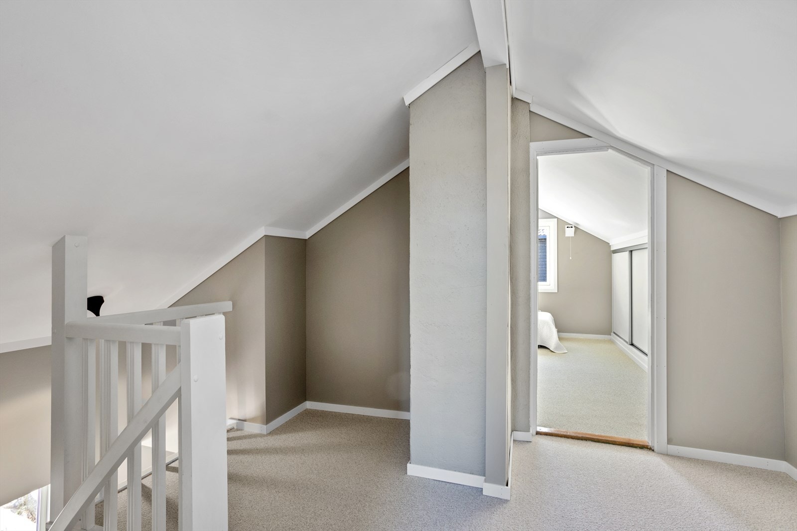 Det noe plass til innredning i mellomgangen som adskiller de to soverommene. Galleribilde