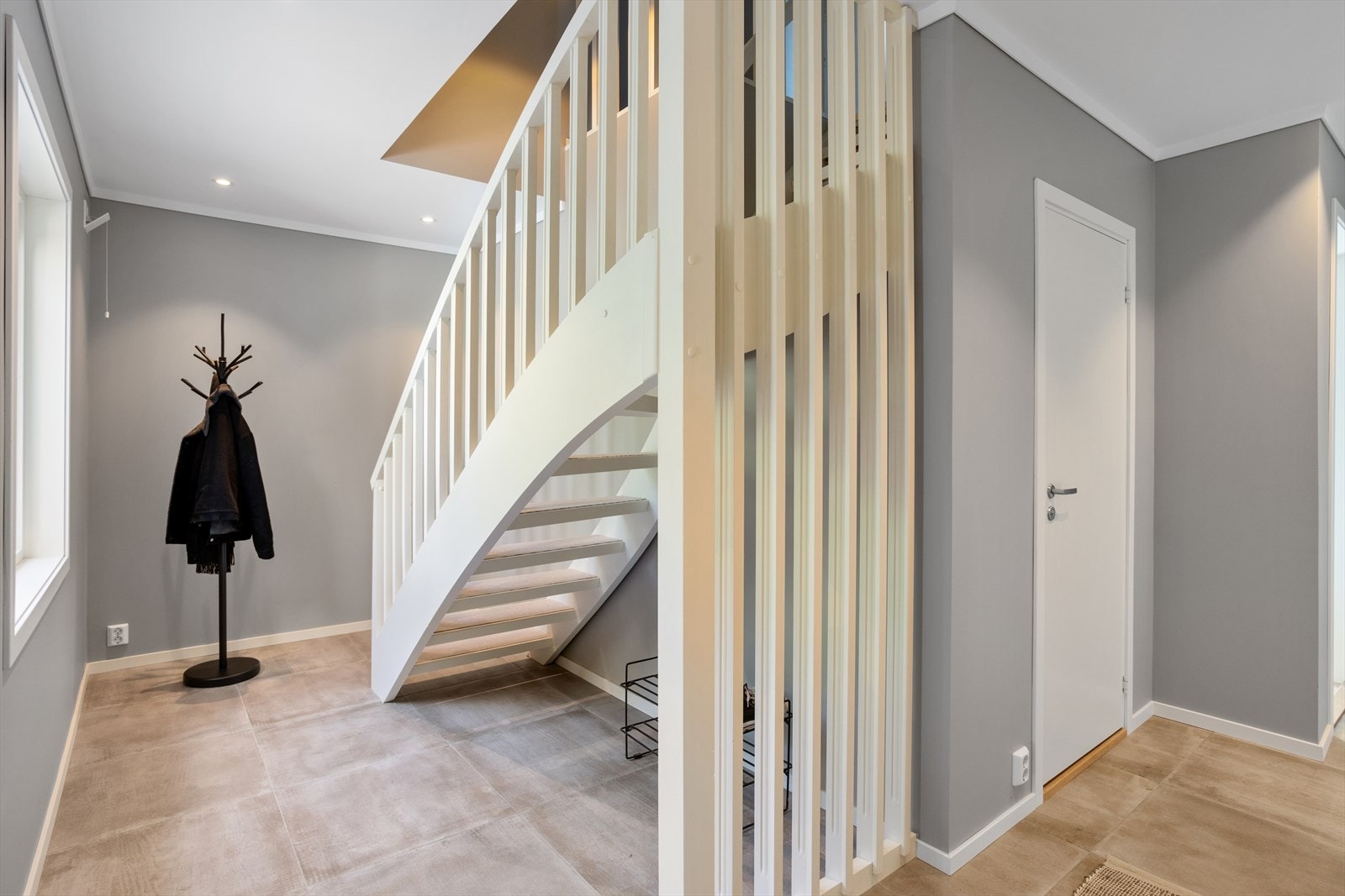 Fra gangen ledes man via åpent trappeløp opp til hjemmets 2. etasje, mens entreèn leder inn til alle rommene i 1. etasje. Fra gangen ledes man via åpent trappeløp opp til hjemmets 2. etasje, mens entreèn leder inn til alle rommene i 1. etasje. Galleribilde