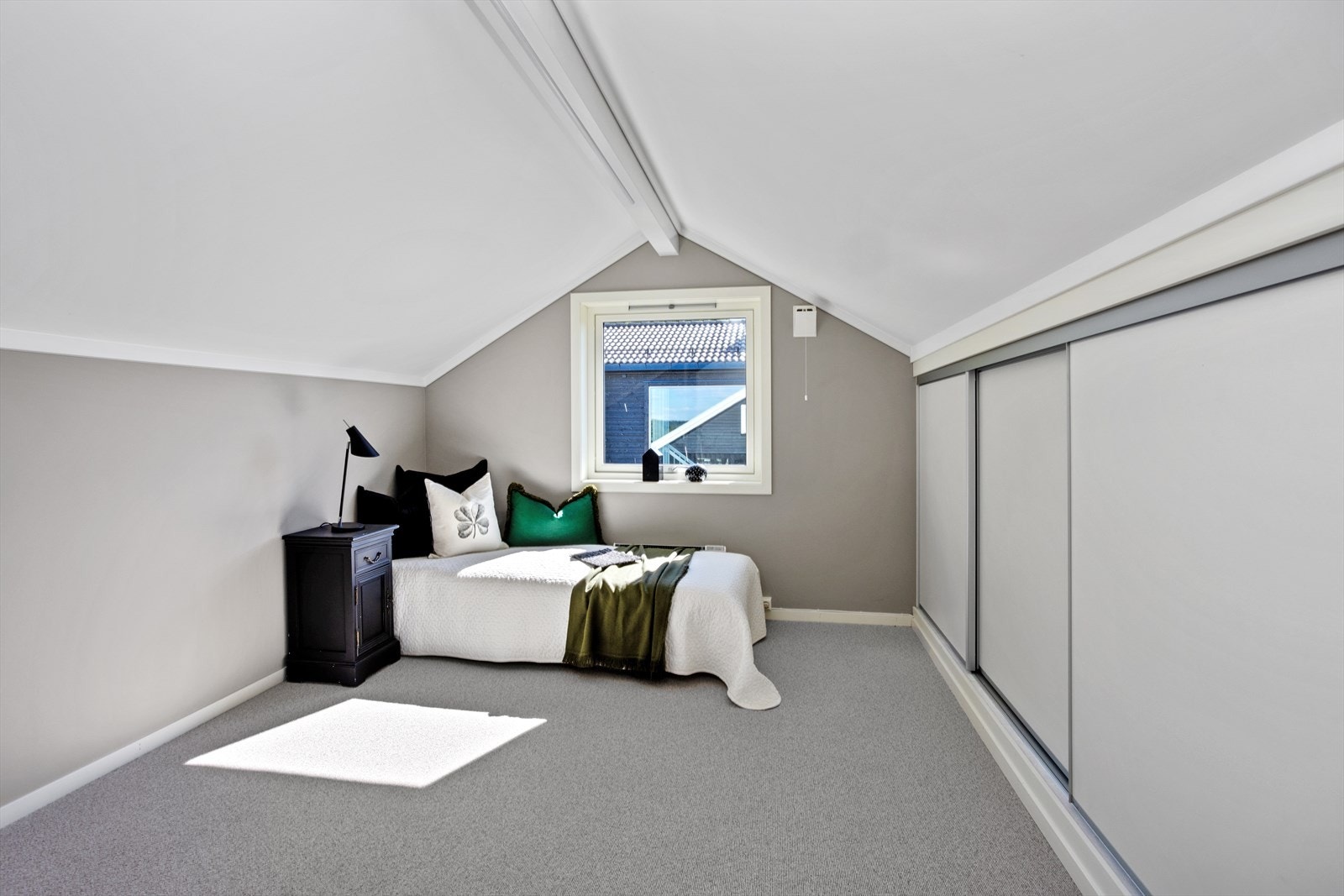 Det er god plass i begge rom til både senger og soveromsmøbler. Galleribilde