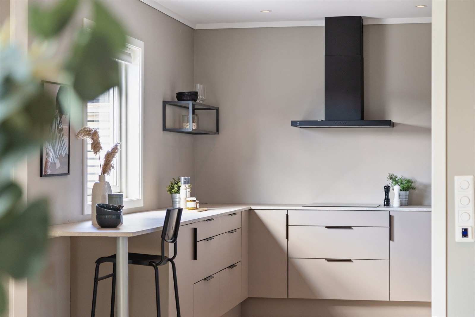 Her kan man kokkelere mens man holder samtalen i gang med de som oppholder seg i spisestuen eller hygger seg sammen med deg ved kjøkkenbenken. Galleribilde