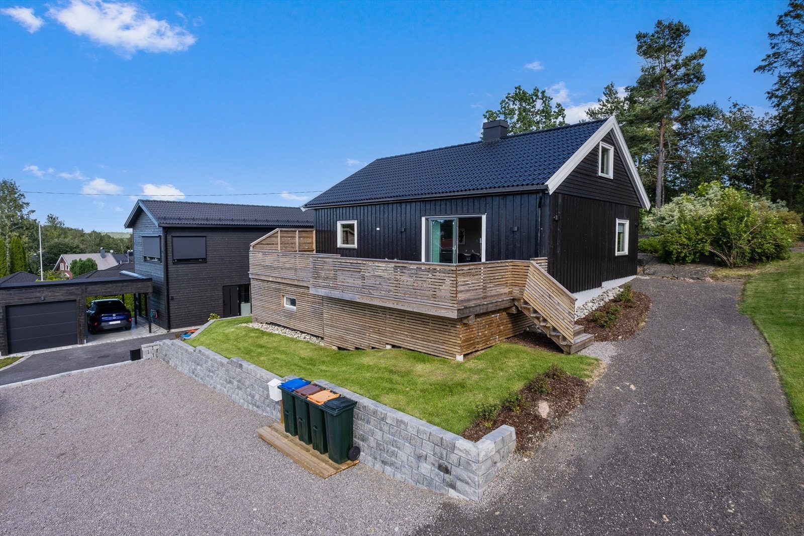 Selveiet og solfylt hagetomt med sol fra morgen til sent på kvelden Galleribilde