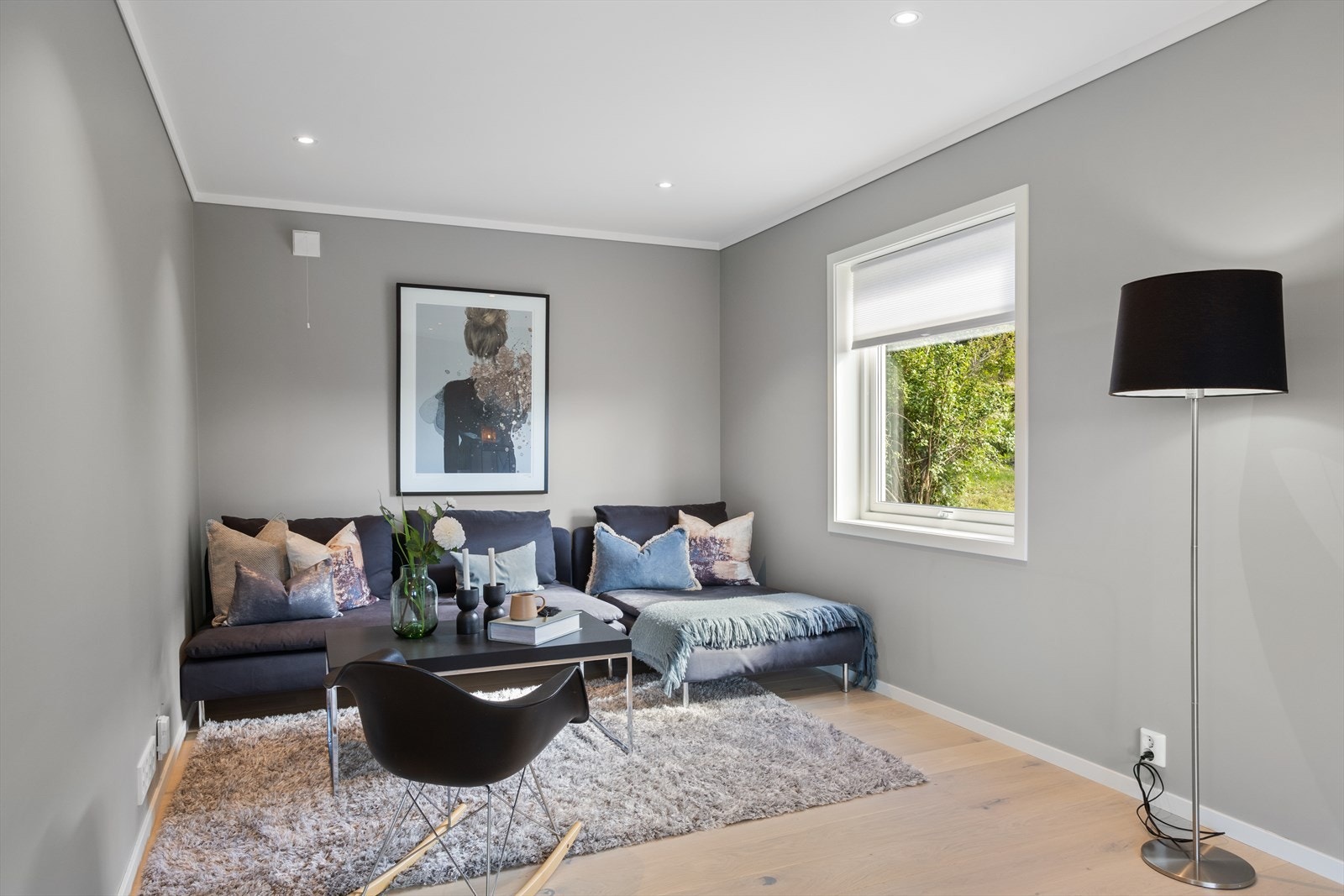 Stuens vinkelløsning gjør at innerste delen oppleves usjenert og nærmest som en "egen sone" - orientert vekk fra spisestuen og kjøkkenet. Galleribilde