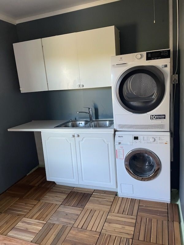 Privat bilde - Rom med vaskemaskin og innredning med nedfelt utslagsvask. Galleribilde