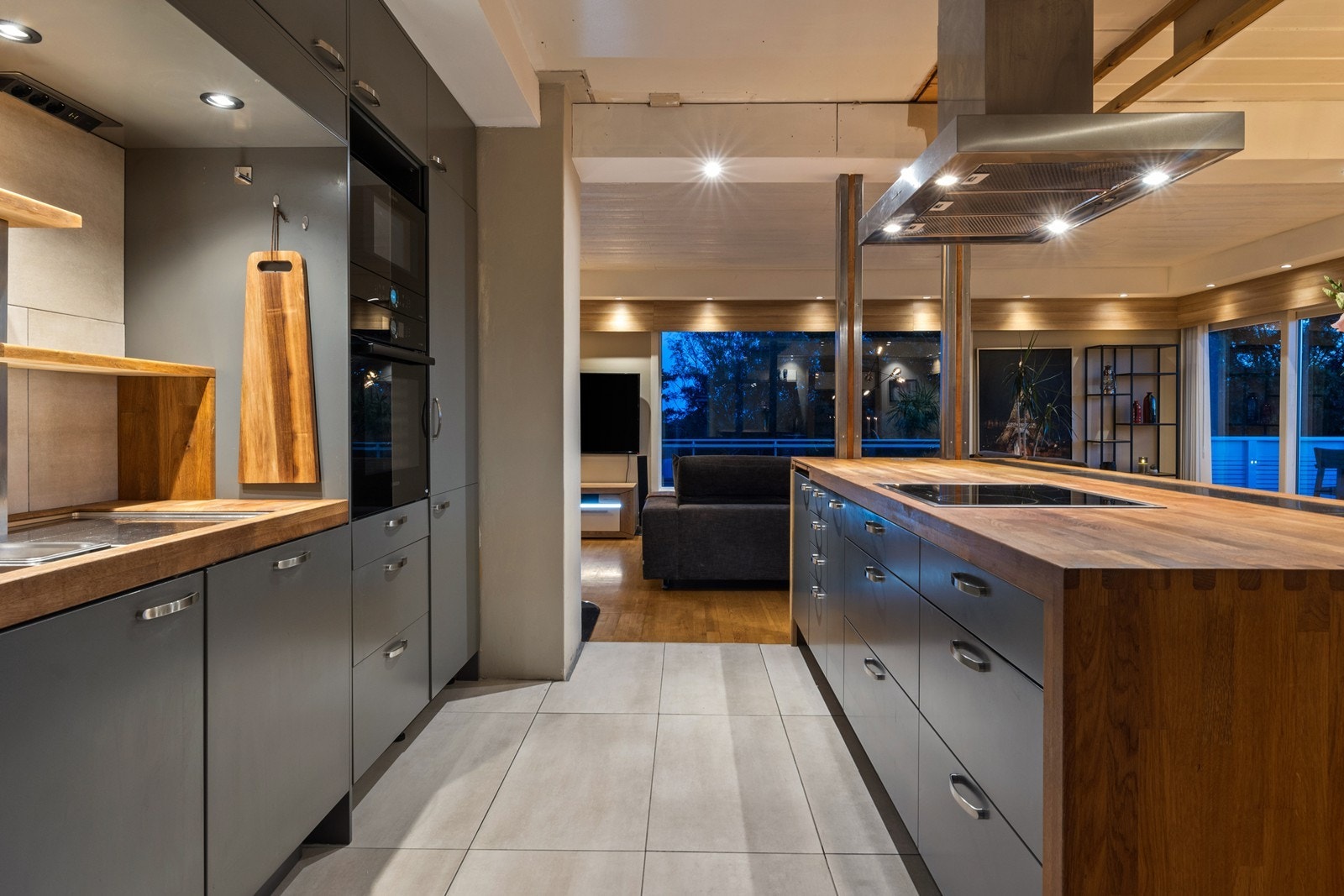 Boligen tilbyr lys og luftig atmosfære med store vindusflater og åpen stue- og kjøkkenløsning Galleribilde