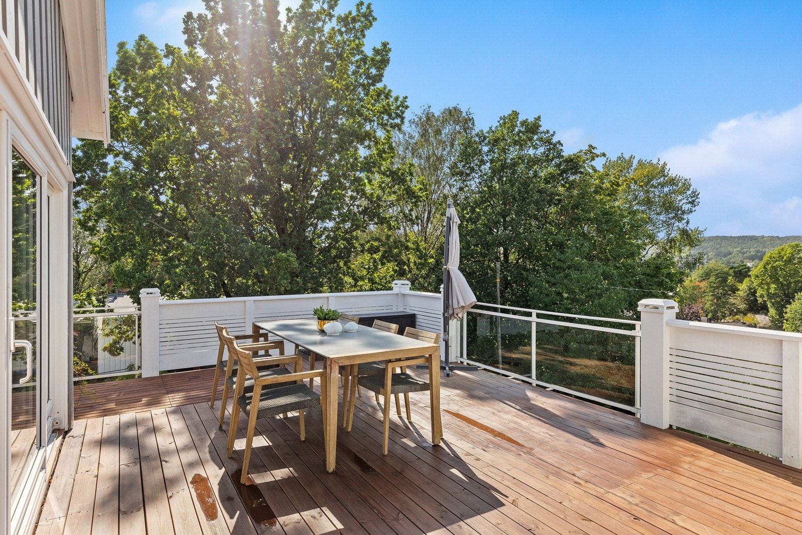 Med høy beliggenhet har du solrike dager og fin utsikt Galleribilde