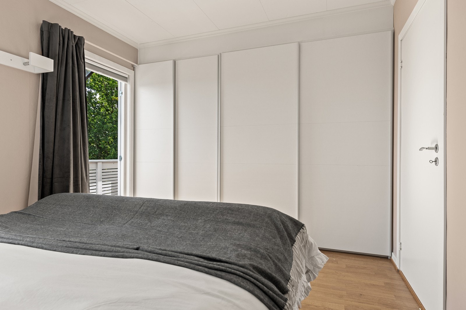 Store garderobeskap for enkel og praktisk oppbevaring Galleribilde