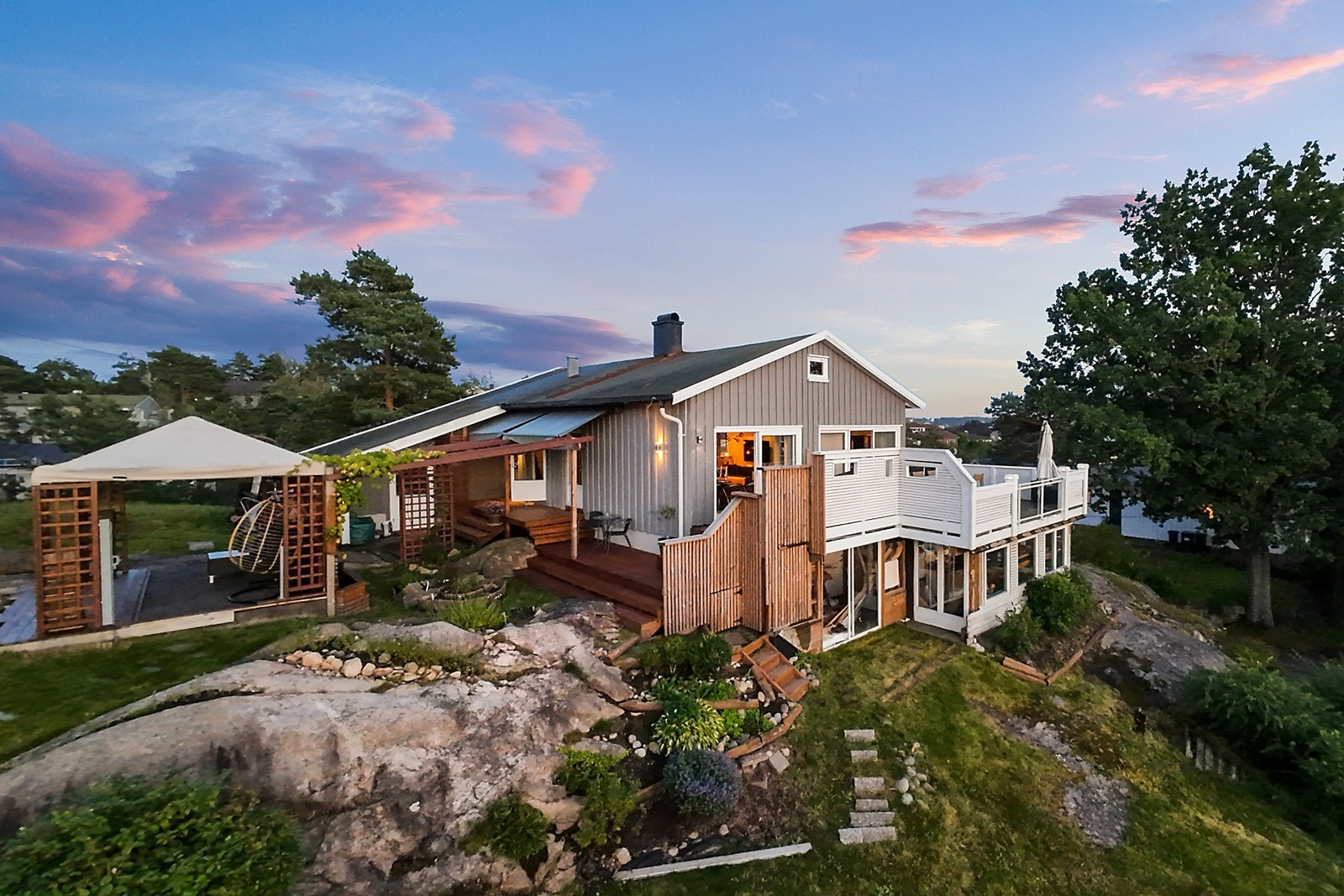 Eiendommen byr på syd- og vestvendt veranda og flere fine uteplasser Galleribilde