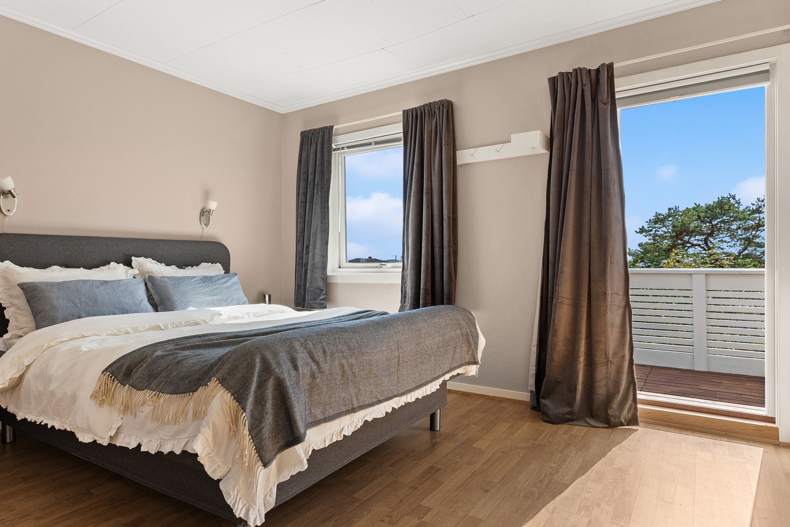 Hovedsoverom med utgang til veranda Galleribilde