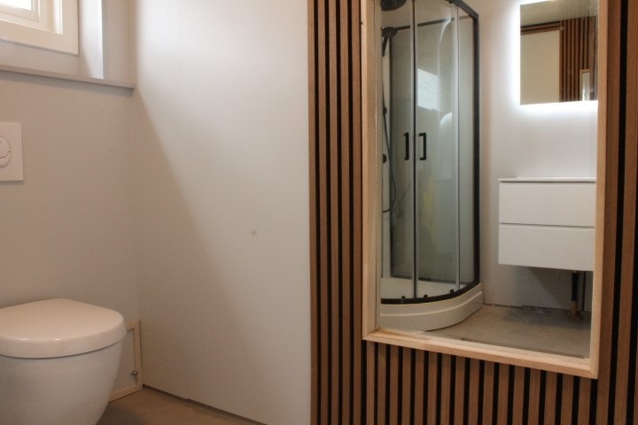 Innredet med nedfelt servant, veggfestet toalett og dusjkabinet (Privat bilde) Galleribilde