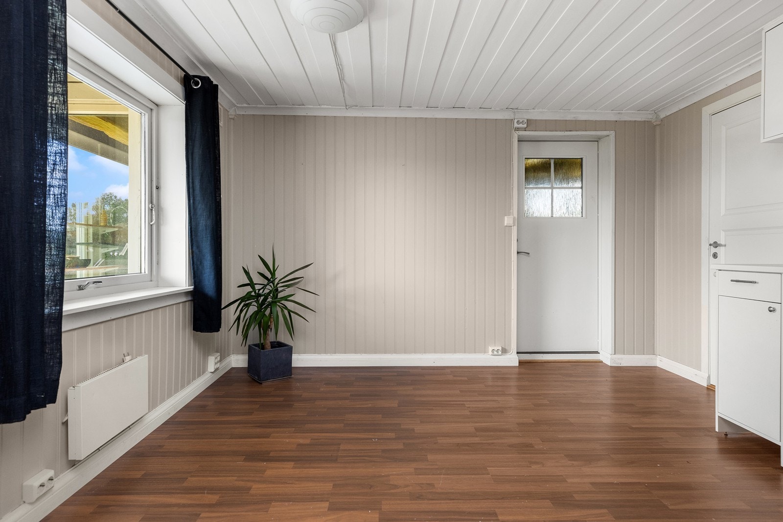 Fra stue/kjøkken er det utgang til innglasset terrasse Galleribilde